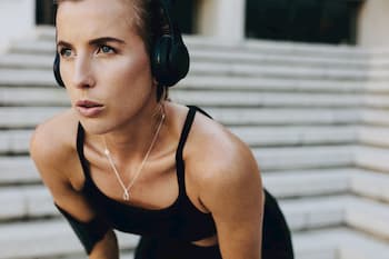 Ragazza con le cuffie wireless sportive