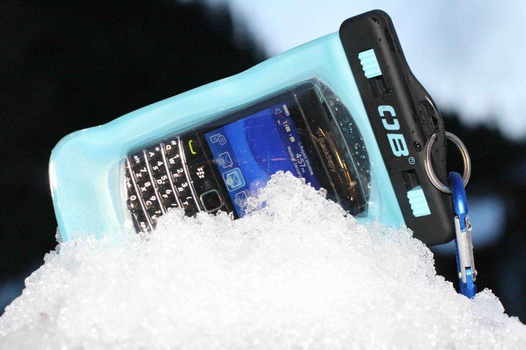 custodia impermeabile per proteggere lo smartphone dalla neve