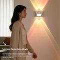 Luce notturna a LED RGB con sfumatura a 16 colori e sensore di movimento - Proiezione della luce verso l\'alto/verso il basso