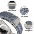 Cinturino in silicone con linea verticale per Apple Watch (42/44/SE/45/46/49mm) con connettore in titanio - Grigio