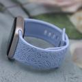 Cinturino in silicone con incisione floreale per Apple Watch Serie 11/10/9/8/SE 3/SE (2022)/7/SE/6/5/4/3/2/1 - 42mm/41mm/40mm/38mm - Blu viola