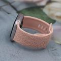 Cinturino in silicone con incisione floreale per Apple Watch Serie 11/10/9/8/SE 3/SE (2022)/7/SE/6/5/4/3/2/1 - 42mm/41mm/40mm/38mm - Rosa sabbia