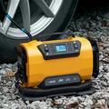 Compressore d\'aria a doppia alimentazione con display LCD e luce LED - 150 PSI/10.3 bar - Giallo