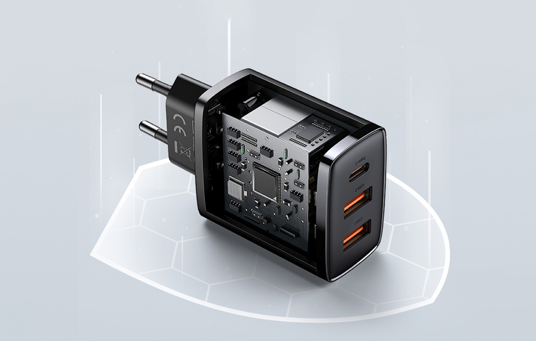 Caricabatterie rapido Baseus Compact 30W - USB-C PD, 2xUSB - Bianco