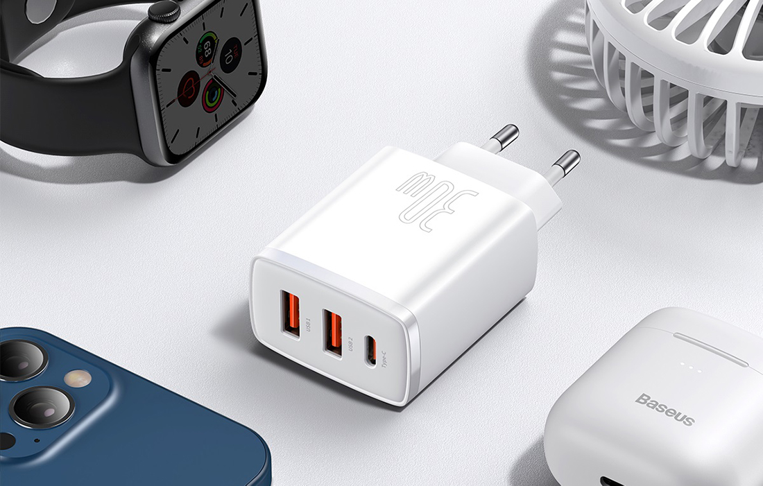 Caricabatterie rapido Baseus Compact 30W - USB-C PD, 2xUSB - Bianco