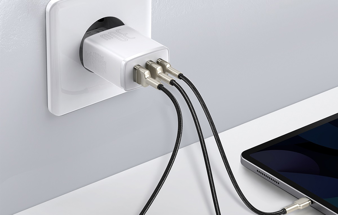 Caricabatterie rapido Baseus Compact 30W - USB-C PD, 2xUSB - Bianco